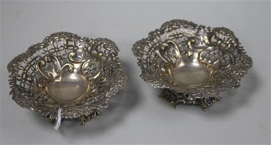 A pair of late Victorian pierced silver bonbon dishes by William Comyns, London, 1894, 186 grams.